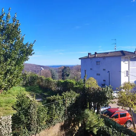 La Ginestra - Between And Mountains Daire